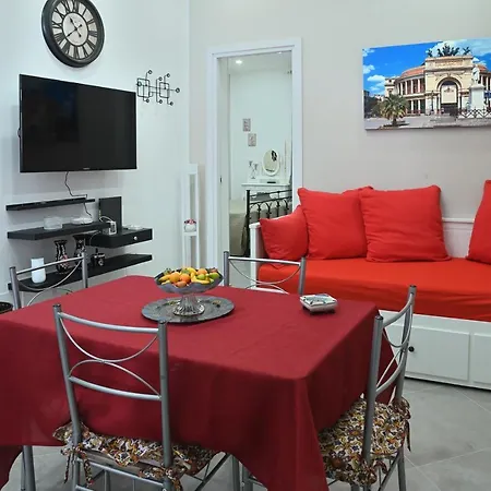 Egsicilia Near Train Station Apartment *